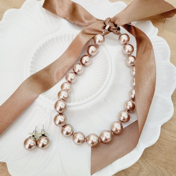 Vintage faux pearls with ribbon tie and matching pearl earrings - Picture 7 of 11